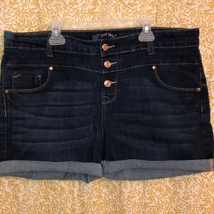 Hi-rise 3 button midi shorts